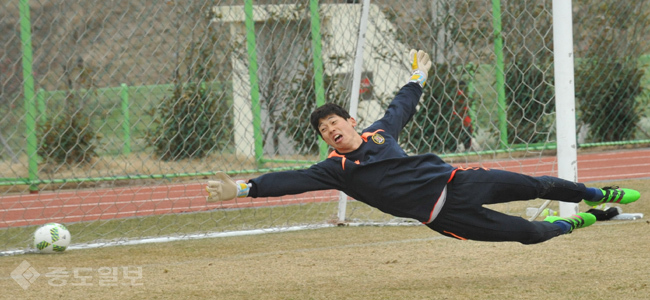 ▲ 대전의 골문을 지키기 위해 왔습니다. 형재 골키퍼로 유명한 이범수 선수입니다. ▲ 대전의 골문을 지키기 위해 왔습니다. 형재 골키퍼로 유명한 이범수 선수입니다.