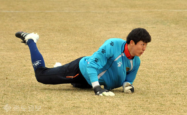 ▲ 지난 시즌 신들린 선방으로 대전의 골문을 지켜줬던 박주원 선수, 올해는 친구 이범수와 주전 경쟁을 하게 됐습니다. ▲ 지난 시즌 신들린 선방으로 대전의 골문을 지켜줬던 박주원 선수, 올해는 친구 이범수와 주전 경쟁을 하게 됐습니다.