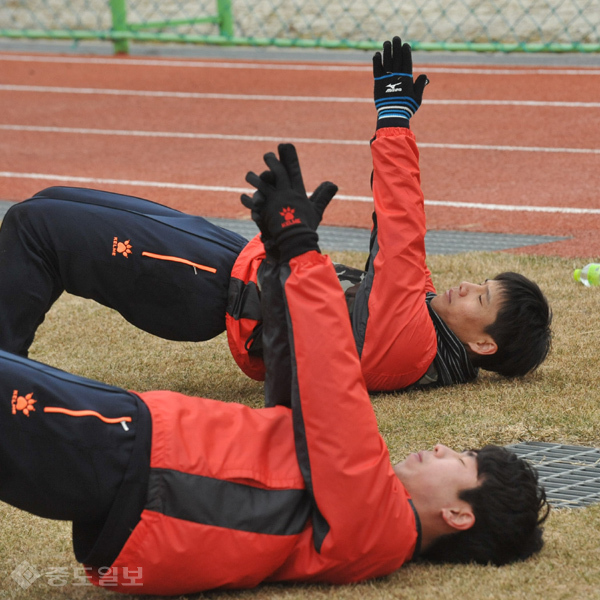 ▲ 재활훈련에 집중하고 있는 김동찬 선수. 곧 전술훈련에도 투입될 예정입니다. ▲ 재활훈련에 집중하고 있는 김동찬 선수. 곧 전술훈련에도 투입될 예정입니다.