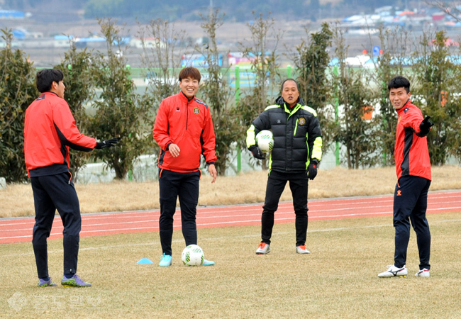 ▲ 대전의 전성기를 이끌었던 김종현 코치가 이제는 지도자의 신분으로 후배들과 함께 땀을 흘리고 있습니다. ▲ 대전의 전성기를 이끌었던 김종현 코치가 이제는 지도자의 신분으로 후배들과 함께 땀을 흘리고 있습니다.