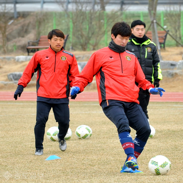 ▲ 지난주 대전에 입단한 서동현 선수입니다. 취재가 있던 22일부터 본격적인 전술 훈련에 참가했습니다. ▲ 지난주 대전에 입단한 서동현 선수입니다. 취재가 있던 22일부터 본격적인 전술 훈련에 참가했습니다.