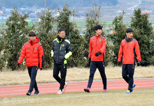 ▲ 김동찬 선수도 이날 첫 훈련에 참가했습니다. 현재 재활훈련중입니다. 부상재활이냐구요? 걱정마세요 부상이 아닌 체력을 끌어올리기 위한 재활훈련입니다. ▲ 김동찬 선수도 이날 첫 훈련에 참가했습니다. 현재 재활훈련중입니다. 부상재활이냐구요? 걱정마세요 부상이 아닌 체력을 끌어올리기 위한 재활훈련입니다.