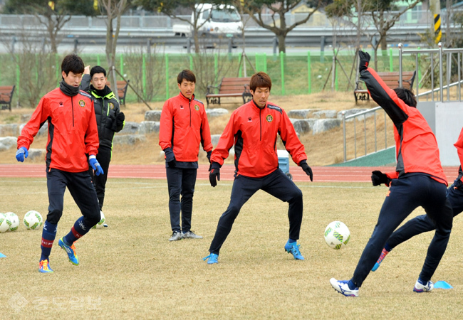 ▲ 김병석 주장과 서동현 선수 ▲ 김병석 주장과 서동현 선수