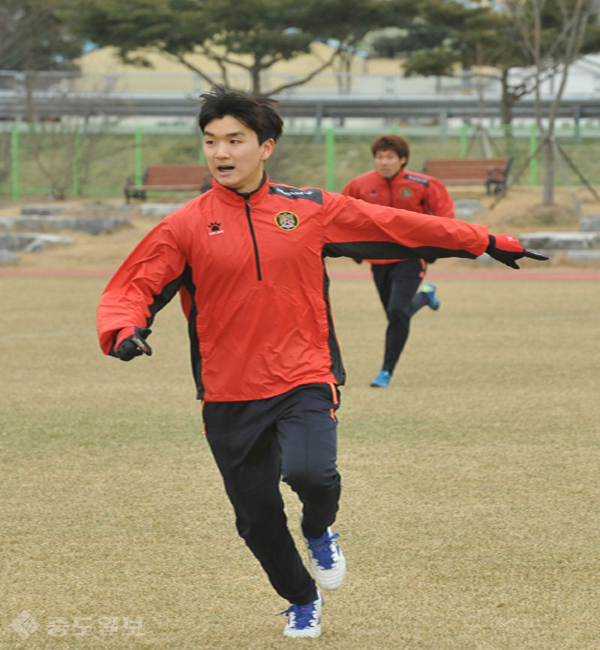 ▲ 믿음직한 대전의 아들 황인범 선수 입니다. 힘든 재활기간을 마치고 전술훈련에 열중하고 있습니다. ▲ 믿음직한 대전의 아들 황인범 선수 입니다. 힘든 재활기간을 마치고 전술훈련에 열중하고 있습니다.