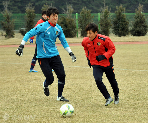▲ 황인범과 함게 콤비를 이루게될 김선민 선수입니다. 서로 눈빛만 보아도 움직임을 예측할수 있다고 합니다. ▲ 황인범과 함게 콤비를 이루게될 김선민 선수입니다. 서로 눈빛만 보아도 움직임을 예측할수 있다고 합니다.