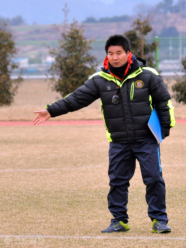 ▲ 최문식 감독의 머릿속에는 과연 어떤 작전들이 숨어 있을까요? 수심 가득했던 지난 시즌과는 달리 자신감 넘쳐보이는 모습이었습니다. ▲ 최문식 감독의 머릿속에는 과연 어떤 작전들이 숨어 있을까요? 수심 가득했던 지난 시즌과는 달리 자신감 넘쳐보이는 모습이었습니다.