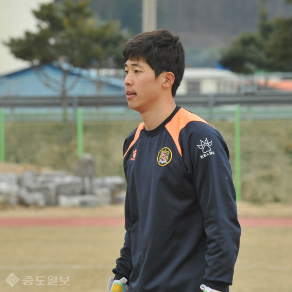 ▲ 여기 낮선 잘생긴 청년은 누구일까요? ▲ 여기 낮선 잘생긴 청년은 누구일까요?