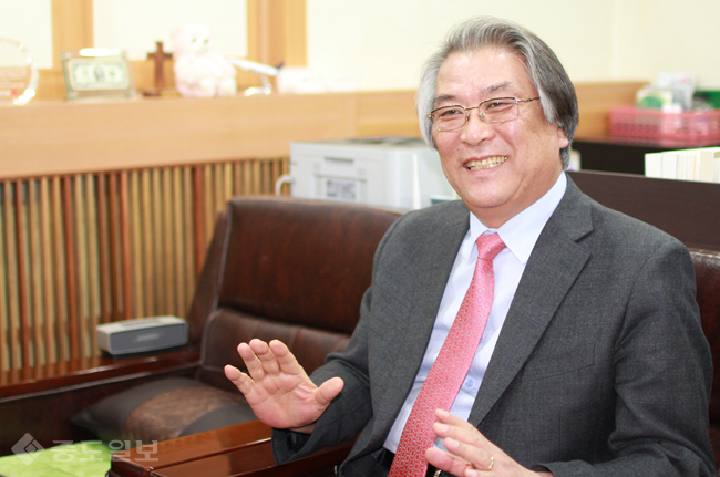 ▲ 최 회장은 누구 … ▲전주대 법학과, 대전신학대학, 한남대학교 대학원 사회복지학과 박사과정 수료, 월평종합사회관 관장, 한국사회복지시설단체협의회 상임공동대표, 한국사회복지관협회 회장으로 활동중. 주요저서로 '사회복지사가 꼭 알아야 할 35가지(양서원)' 등 다수가 있다. ▲ 최 회장은 누구 … ▲전주대 법학과, 대전신학대학, 한남대학교 대학원 사회복지학과 박사과정 수료, 월평종합사회관 관장, 한국사회복지시설단체협의회 상임공동대표, 한국사회복지관협회 회장으로 활동중. 주요저서로 '사회복지사가 꼭 알아야 할 35가지(양서원)' 등 다수가 있다.