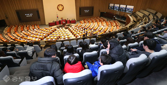 ▲ 무제한 토론 발언 지켜보는 시민들  휴일인 28일 오전 국회 본회의장을 찾은 방청객들이 더불어민주당 권은희 의원의 테러방지법 저지를 위한 무제한 토론 발언을 듣고 있다. [연합뉴스]