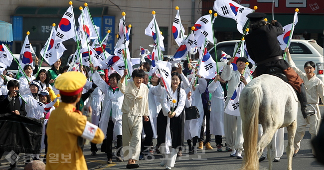 ▲ 대전 동구는 지난해 3월16일 인동시장에서 제15회 3·16 만세운동 재현행사를 가졌다. 이날 행사에 참여한 2000여 명의 시민들은 '대한독립만세'를 외치며, 선열들의 숭고했던 나라사랑 정신을 되새겼다./사진제공=동구청