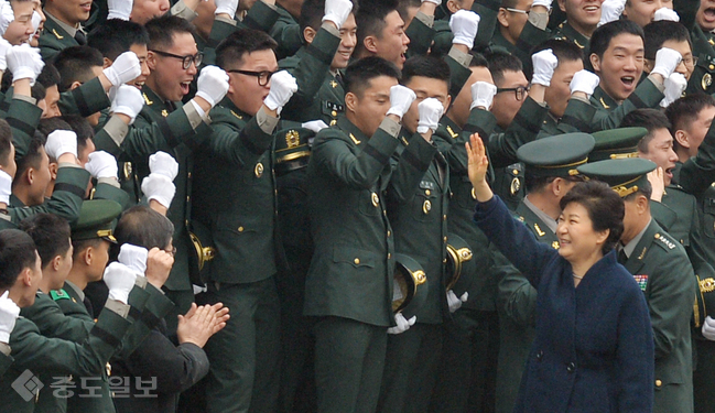 ▲ 박근혜 대통령이 4일 계룡시 계룡대 대연병장에서 열린 2016년 장교 합동임관식을 마치고 신임 장교들의 환호를 받으며 기념촬영 장소로 이동하고 있다. 
<br />계룡대=이성희 기자 token77@