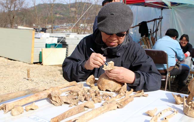 ▲ 6일 오후 홍성군 광천읍 담산리 야산에서 열린 한국전쟁기 민간인학살 유해 발굴 공동조사단의 현장 설명회에서 박선주 발굴단장이 유해 발굴 과정에 대해 설명하고 있다. [연합뉴스 제공]