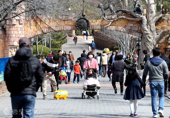 ▲ 6일 오후 서울 광진구 능동 서울어린이대공원에서 주말 봄 나들이를 나선 시민들의 발길이 이어지고 있다. /연합