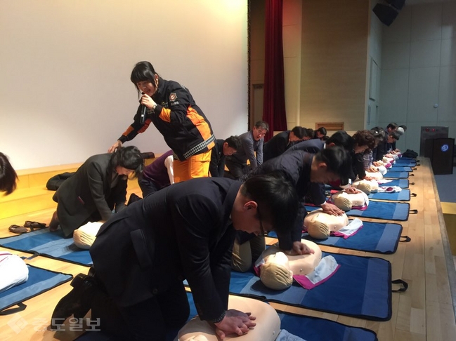 ▲ 충남도교육청 간부 및 직원들이 26일 대강당에서 심폐소생술 교육을 받고 있다.