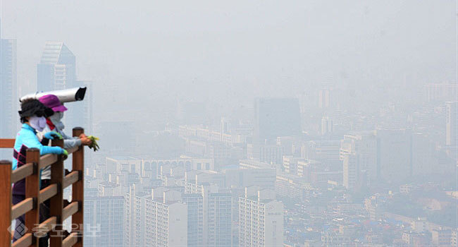 ▲ 미세먼지로 뿌옇게 가려진 도심 /연합뉴스 