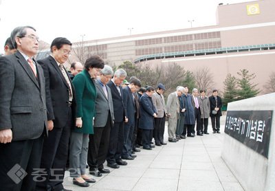 ▲ 8일 오전 둔지미공원 기념탑에서 백춘희 대전시 정무부시장과 각계 인사 등이 참석한 가운데 3.8민주의거 기념식을 가졌다.