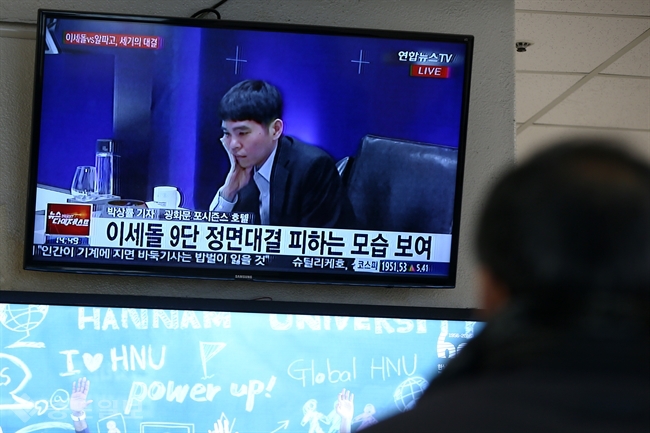 ▲ 이세돌 9단과 구글 딥마인드가 개발한 인공지능 '알파고(AlphGo)'의 대국이 열리고 있는 9일 오후 서울 고속터미널에서 시민들이 대국 관련 뉴스를 보고 있다. 