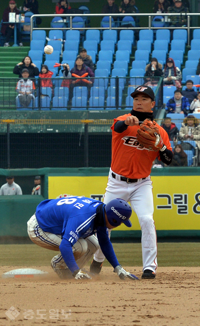 ▲ 2016 KBO 리그 한화이글스와 삼성라이온즈의 시범경기가 13일 한화생명 이글스파크에서 열려 3회초 1사 1루 한화 정근우 선수가 박해민 선수를 2루에서 아웃시킨 후 더블플레이를 시도하고 있다. 
<br />이성희 기자 token77@