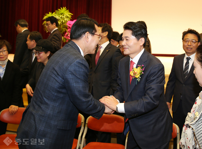 ▲ 이완섭 서산시장이 14일 김병원 농협중앙회장과 서산농업발전에 대한 심도있는 논의를 나눴다.