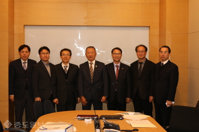 ▲ 10일 대전 소재 유성선병원에서 국립중앙과학관, 국립중앙과학관후원회, 한국과학관협회의 대표가 한 자리에 모여 후원회 발전발안을 위한 협력회의를 개최했다. 사진 왼쪽부터 정원영 국립중앙과학관 경영기획과장, 엄정호 후원회 간사이사(세미 AID 대표이사), 김주한 국립중앙과학관장, 선두훈 후원회 회장(대전선병원 이사장), 이규은 대전선병원 경영원장, 전성규 한국과학관협회 사무국장, 김영종 대전선병원 경영본부장 제공= 국립중앙과학관