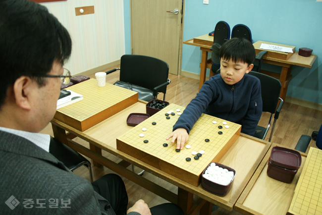 ▲9살 김도엽은 바둑 6개월차. 돌을 움직이는 손이 아주 능숙하다. 