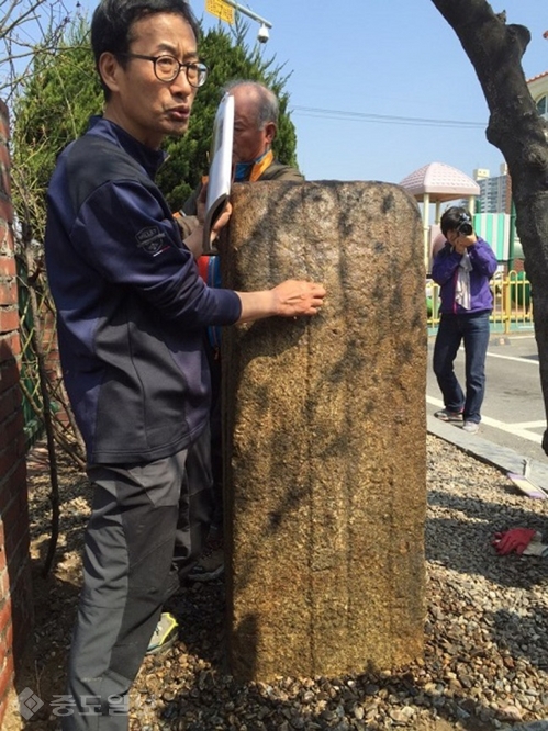 ▲ 21일 오전 이광섭(61)씨가 대덕구 회덕주민센터에 입구에 다시 선 읍내동장승에 대해 설명하고 있다. 