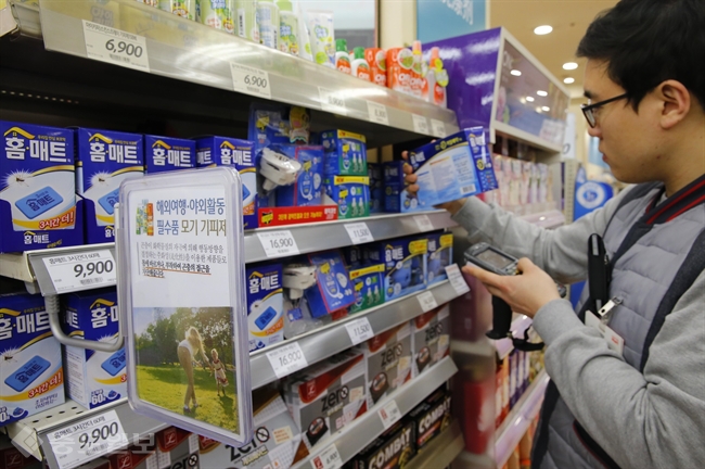 ▲ 국내에서 처음으로 지카바이러스 환자가 발생한 22일 오전 서울 롯데마트 서울역점 직원이 모기퇴치제 코너에서 상품을 정리하고 있다./연합뉴스