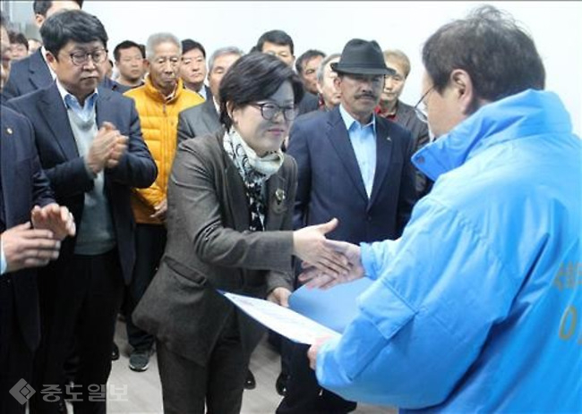 ▲ 더민주 박영송 시의원이 무소속 이해찬 후보 상임선대본부장 임명장을 받고 있다./연합뉴스