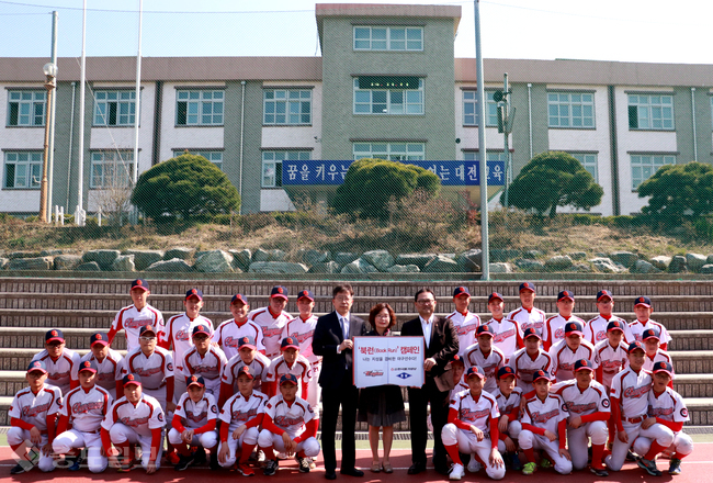 ▲ 28일 오후 3시 충남중학교에서 야구부원들에게 도서를 제공하는 사회공헌 프로그램인 ‘나는 지성을 겸비한 야구선수다’ 일환으로 도서 기증식을 시행하고 박정규 한화이글스 단장을 비롯한 관계자분들이 기념촬영을 하고 있다.  
<br />