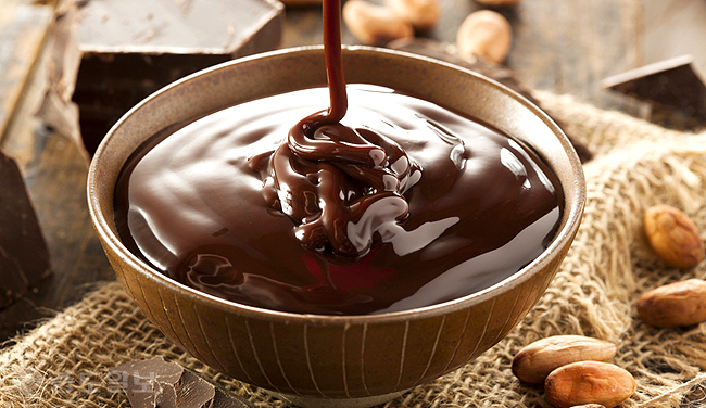 ▲ 옷에묻은 초콜릿 지우기 /사진=게티이미지 뱅크 ▲ 옷에묻은 초콜릿 지우기 /사진=게티이미지 뱅크