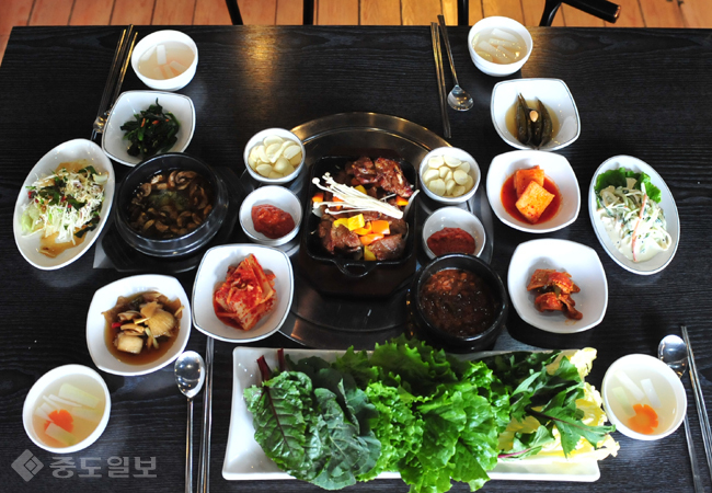 ▲ 석갈비+우렁쌈밥+된장찌개 당디숯불갈비 점심특선 한상차림8천원