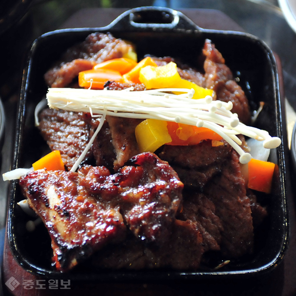 ▲ 숯불갈비 정통의 맛을 내면서도 차별화된 맛을 위해 25년 경력을 자랑하는 조경주 실장과 손을 잡았다. 조 실장은 서울의 유명 갈비집에서 비법을 전수받고 독립해 중국 청도에 ‘백년정’이라는 돼지갈비전문점을 개업해 대성공을 거뒀다. 