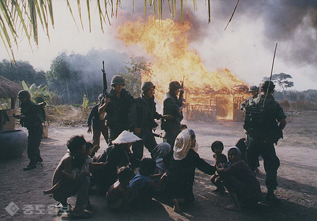 ▲베트남 전쟁을 다뤄 사회적 반향을 일으켰던 1992년 개봉영화 '하얀전쟁'의 스틸컷. 베트남전 참전 용사들의 참전 후유증과 참혹한 전투를 스크린에 담았다. ▲베트남 전쟁을 다뤄 사회적 반향을 일으켰던 1992년 개봉영화 '하얀전쟁'의 스틸컷. 베트남전 참전 용사들의 참전 후유증과 참혹한 전투를 스크린에 담았다.