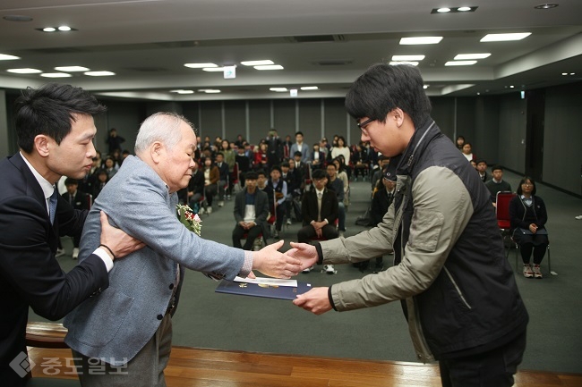 ▲ 이인구 계룡장학재단 이사장이 2일 계룡건설 강당에서 87명의 고교ㆍ대학생에게 장학금 5880만원을 지급했다.