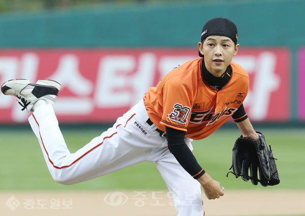 ▲ 지난해 9월 한화이글스의 시구자로 나섰던 배우 송중기. ▲ 지난해 9월 한화이글스의 시구자로 나섰던 배우 송중기.