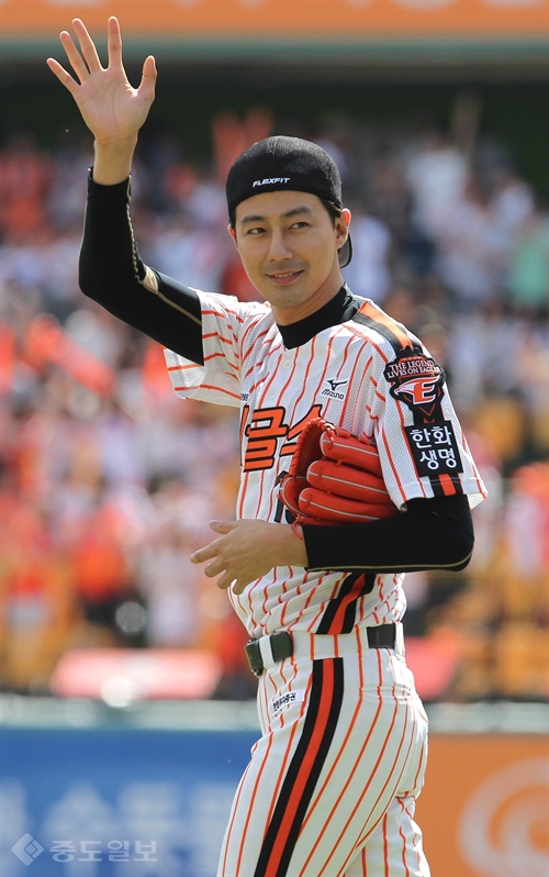 ▲ 2014년 9월 한화이글스의 시구자로 나섰던 배우 조인성. ▲ 2014년 9월 한화이글스의 시구자로 나섰던 배우 조인성.