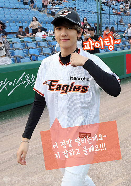 ▲ 시구를 위해 마운드에 오른 엑소 백현이 파이팅을 하고 있다.
<br /> ▲ 시구를 위해 마운드에 오른 엑소 백현이 파이팅을 하고 있다.
<br />