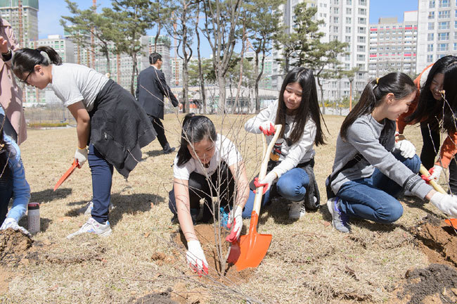 ▲ 5일 세종시 한솔동 아침뜰 근린공원 일원에서 열린 '제71회 식목일 무궁화나무 심기 행사'에서 참가한 초등학생들이 무궁화나무를 심고 있다. 세종시 제공