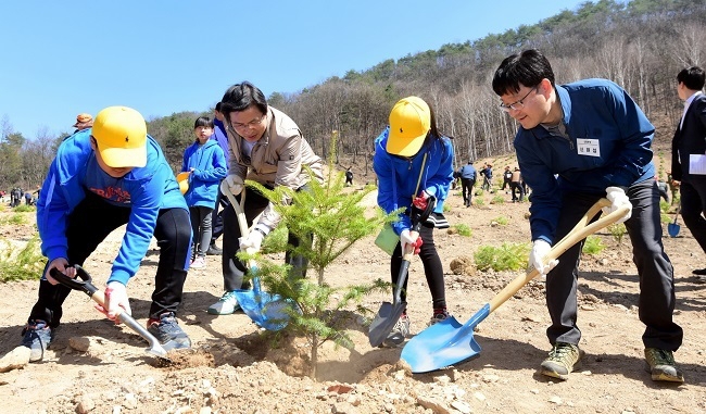 ▲제71회 식목일 기념행사가 5일 열린 가운데 황교안(왼쪽 두번째) 국무총리와 신원섭(오른쪽 첫번째) 산림청장이 전나무를 심고 있다.<사진:산림청>
<br />