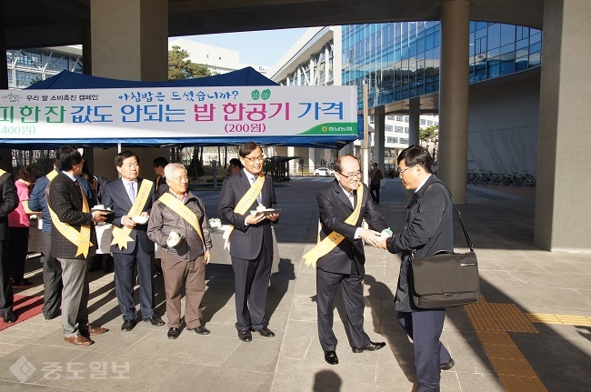 ▲ 농협중앙회 충남지역본부와 충남농협 RPC 운영협의회 임직원들이 5일 정부세종청사에서 시민들에게 백설기와 떡, 우유를 나눠주며 우리 쌀 소비촉진 캠페인을 벌이고 있다. 농협중앙회 충남지역본부 제공