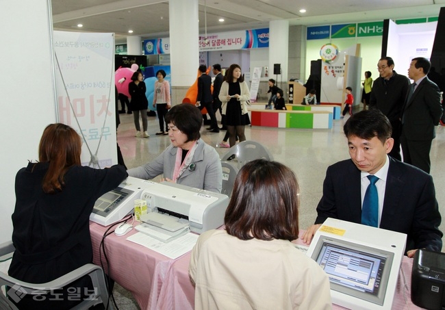 ▲ 7일 대전시 5개 보건소와 한국건강관리협회(대전충남지부)가 시청을 방문하는 시민들을 대상으로 건강부스 운영했다.