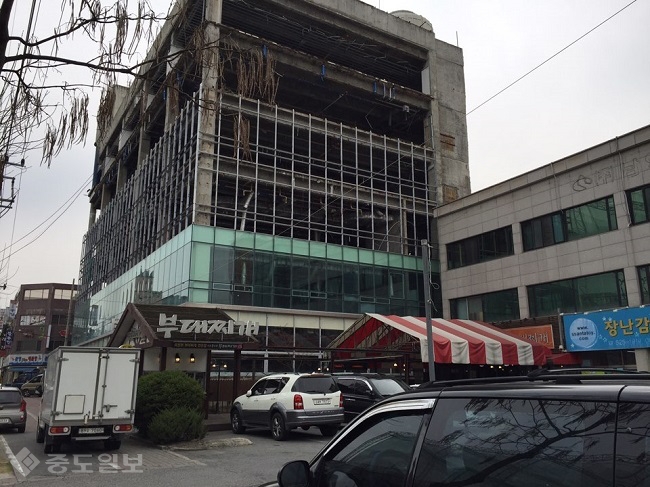 ▲ 대전 공사 중단 빌딩이 주변상권을 위협하는 가운데 서구 갈마동의 폐허가 된 빌딩. 