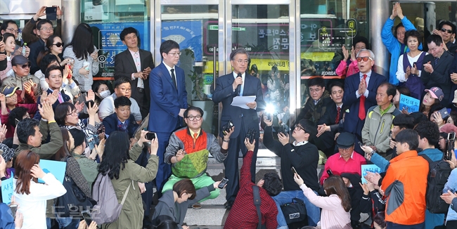 ▲ 더불어민주당 문재인 전 대표가 8일 오후 광주 동구 충장로 거리에서 '광주시민에게 드리는 글'을 발표을 발표하며 지지를 호소하고 있다./연합뉴스