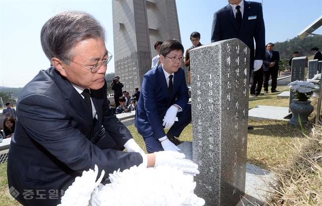 ▲ 더불어민주당 문재인 전 대표가 8일 오전 김홍걸 광주공동선대위원장과 함께 광주 북구 민족민주열사묘역을 참배를 하고 있다./연합뉴스