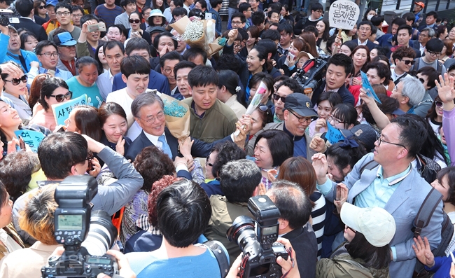▲ 더불어민주당 문재인 전 대표가 8일 오후 광주 충장로 우체국 앞에서 '광주시민들에게 드리는 글' 발표를 마친 뒤 충장로를 빠져나가며 지지자들로부터 꽃다발을 받고 있다.