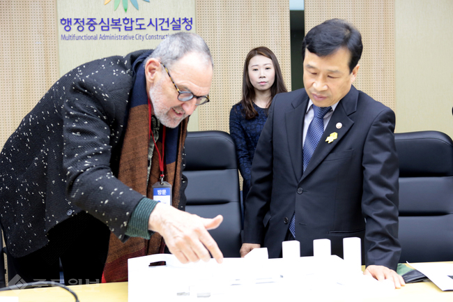 ▲ 지난해 4월 세종시를 방문한 톰 메인이 이충재 행복청장에게 방축천 상업용지 특화방안에 대해 자신의 입장을 설명하고 있다. 행복청 제공