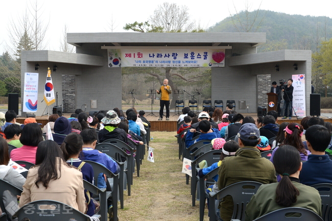 ▲ 권율정 국립대전현충원장이 나라사랑 보훈스쿨 입학식에 참가한 학생과 학부모들에게 프로그램 설명을 하고 있다.