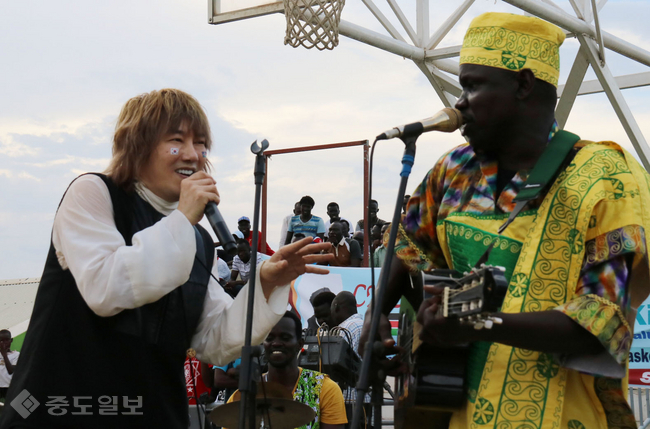 9일(현지시간) 오후 가수 김장훈이 '힘내라 남수단' 평화콘서트에서 현지 뮤지션 오루파프와 함께 노래를 하고 있다. 3000여명이 찾은 이번 콘서트는 오는 8월 사상 처음으로 올림픽에 출전하는 남수단을 응원하기 위해 열렸다.
<br />연합뉴스
<br />