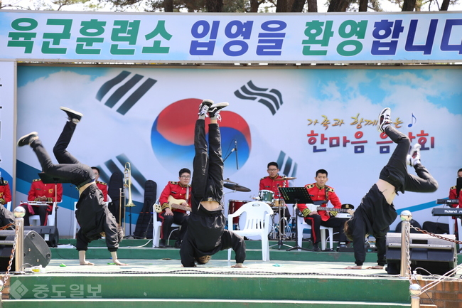 ▲ 11일 육군훈련소 입영심사대 연무회관 광장에서 열린 '제1회 육군훈련소 입영문화제'에서 비보이팀이 댄스를 선보이고 있다. 