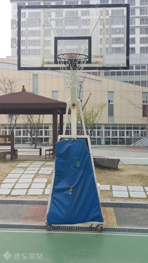 ▲ 대전 지역 한 학교 농구대에 설치된 보호대 모습. 내부 스펀지는 다 떨어져 나가고, 외부도 손상돼 있어 제기능을 못하고 있었다.